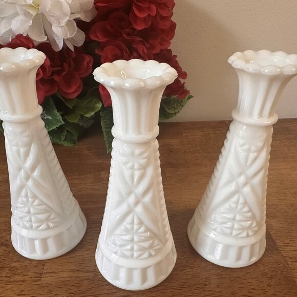 Set of 3 Milk Glass Bud Vases Diamond Point and Scalloped Edge Vintage Wedding - Picture 4 of 8